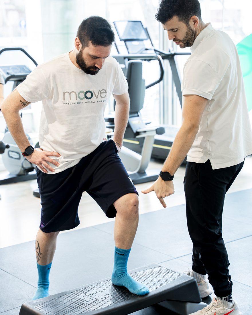 Personal trainer Moove che guida un esercizio
